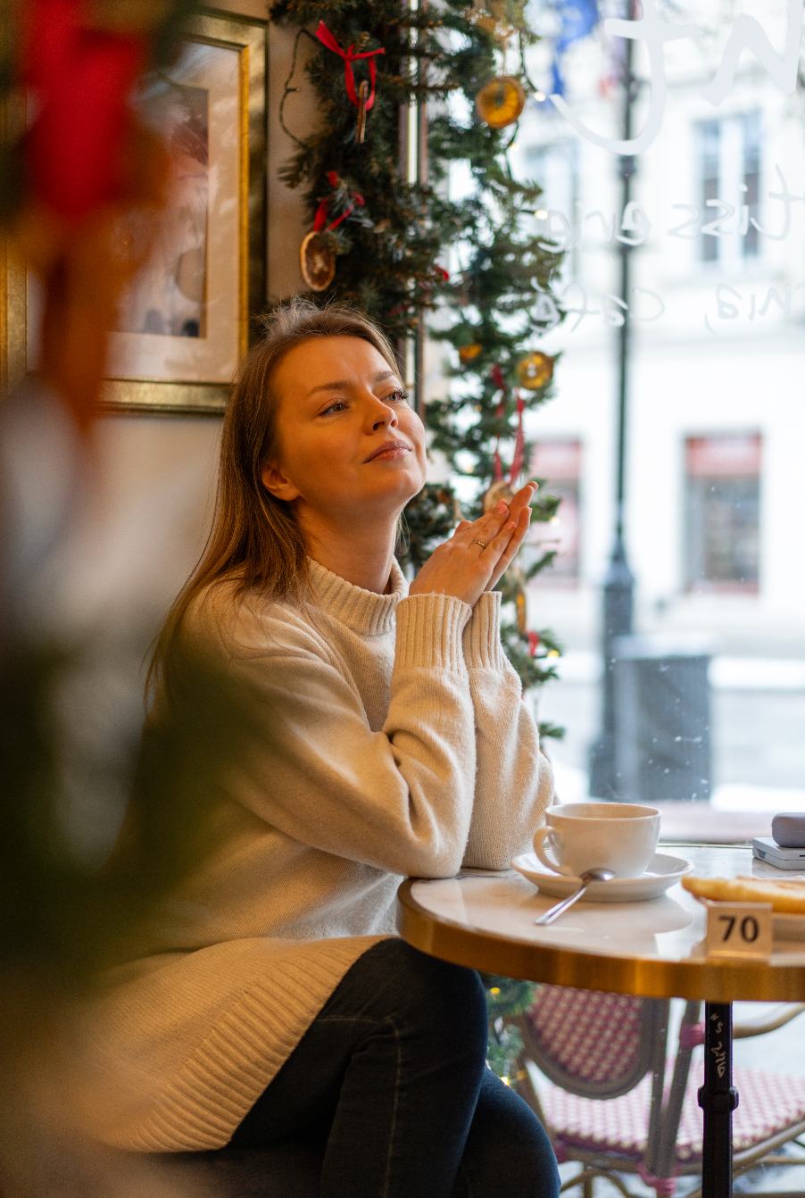 Portret Daria Zaleskaya w kawiarni