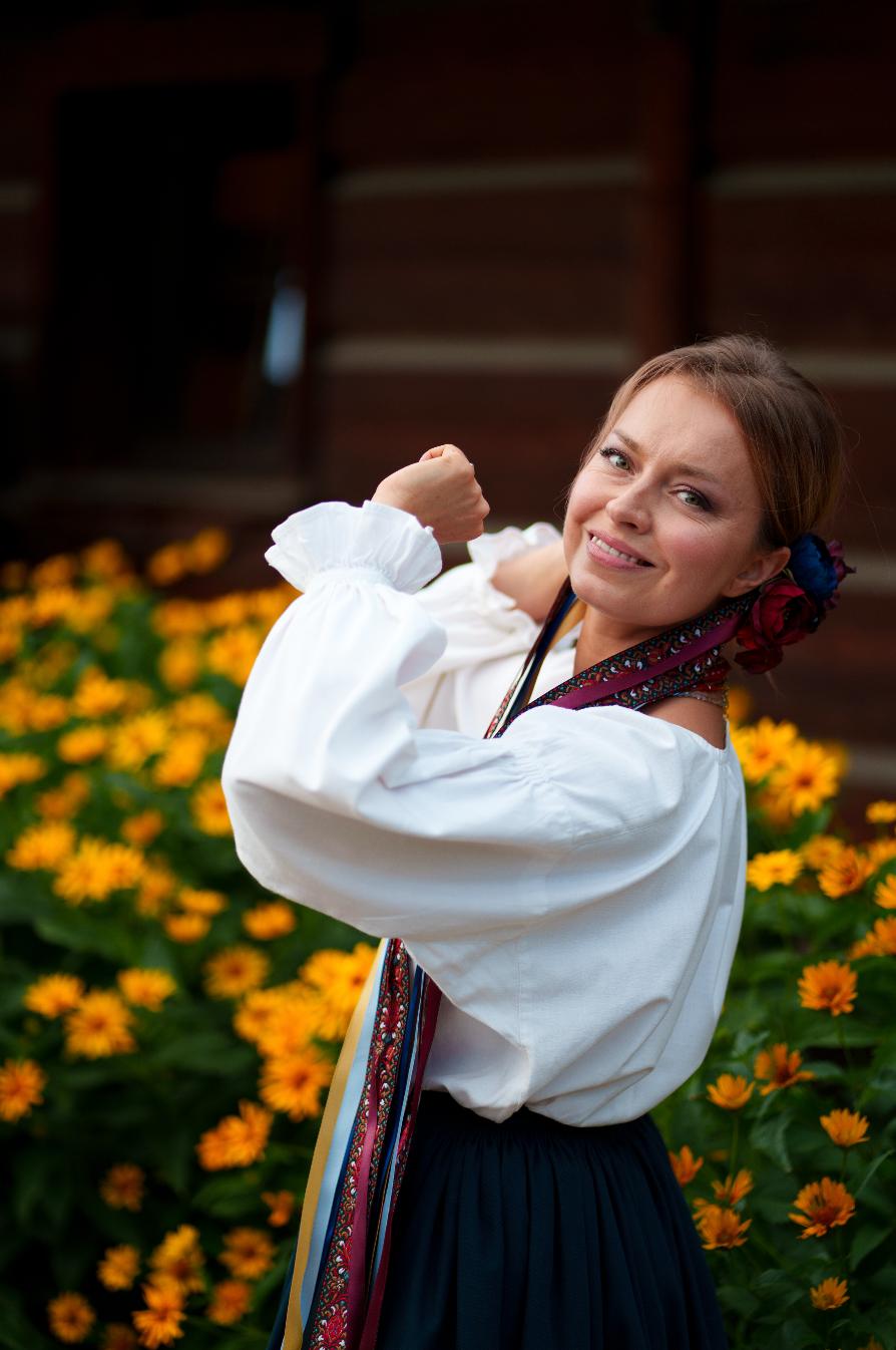 Portret Daria w stroju inspirowanym folklorem